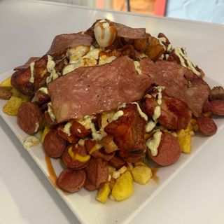 Salchipapas hay de dos especial y sencilla 9,00 una y la otra