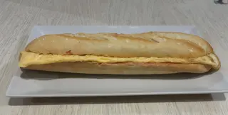 Bocadillo de tortilla francesa