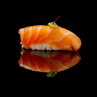 Nigiri de salmón (2 pzs.)