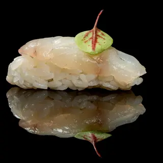 Nigiri de lubina (2 pzs.)