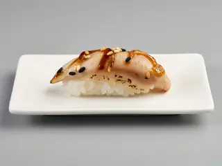 Nigiri de lubina flameada (2 pzs.)