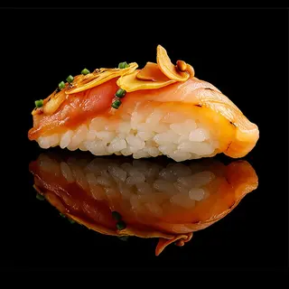 Nigiri de salmón con almendras (2 pzs.)