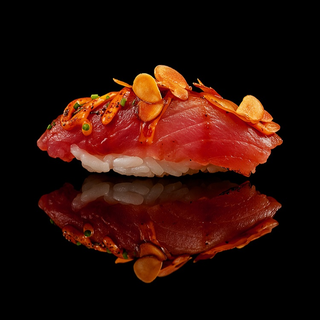 Nigiri de atún picante con almendras (2 pzs.)