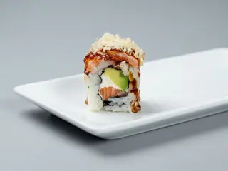 Uramaki tartar de salmón (4 pzs.)