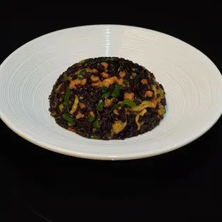 Arroz Frito Negro con Salmón