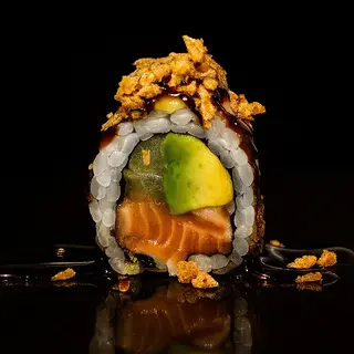 Uramaki de Salmón con cebolla frita (4 pzs.)