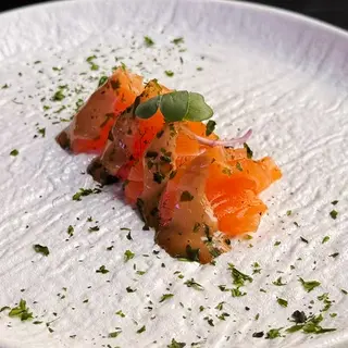 Carpaccio de salmón ahumado (4 pzs.)