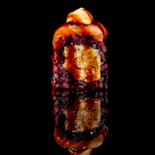 Uramaki negro con Miura (4 pzs.)