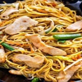 Tallarines fritos con pollo