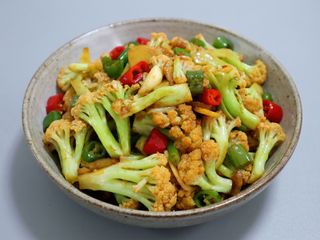 Coliflor con pimiento salteado