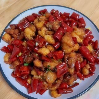 Pollo con hueso salteado con salsa picante