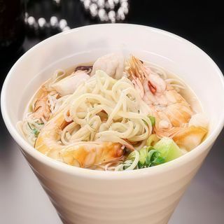 Sopa de tallarines con mariscos