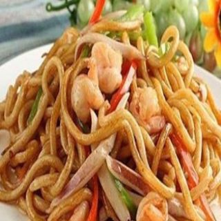 Tallarines fritos con mariscos