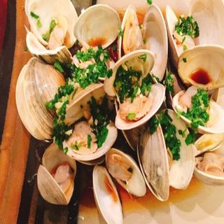 Almeja con cebolleta