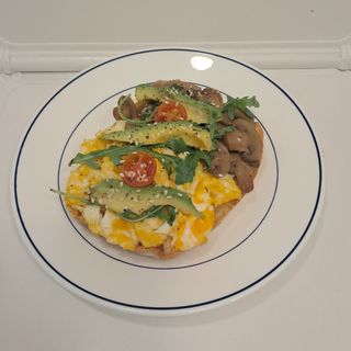 Focaccia de huevo con setas y aguacate