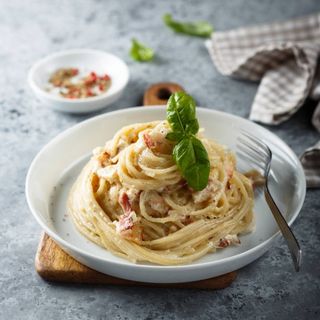Spaguetti alla Carbonara + bebida