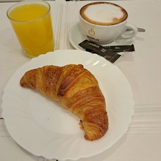 Desayuno francés ( croissant + cafe+ zumo natural 250 ml )