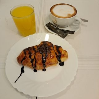 Desayuno francés con croissant choco