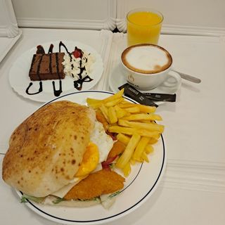 Art Breakfast con chicken focaccia