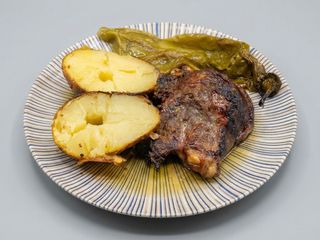 Galta de cerdo  a l ast con patata caliu y verdura