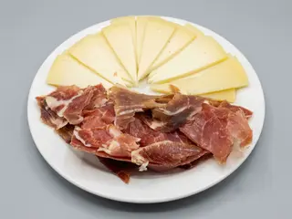 Plato jamón ibérico y queso oveja flor de esgueva