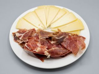 Plato jamón ibérico y queso oveja flor de esgueva