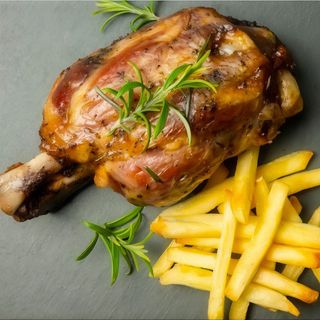 Codillo de cerdo al horno con  patatas