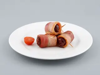 Dátiles con bacon  12 un