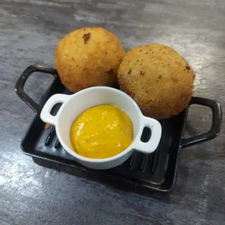 Bombas xl con salsa brava
