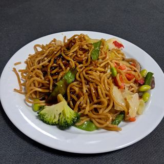 Yakisoba con verduras frescas y salsa de ostras