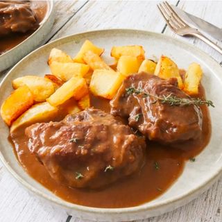 Galta de cerdo deshuesada, en salsa con patatas