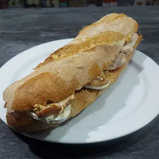 Bocadillo de pollo con queso brie fundido