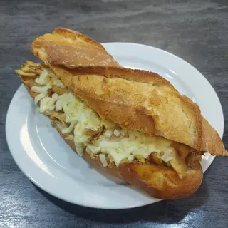 Bocadillo de pollo con queso mozzrella gratinadofundido