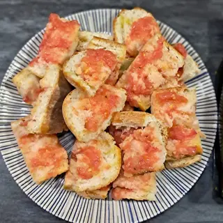 Plato pan con tomate y aceite de oliva 