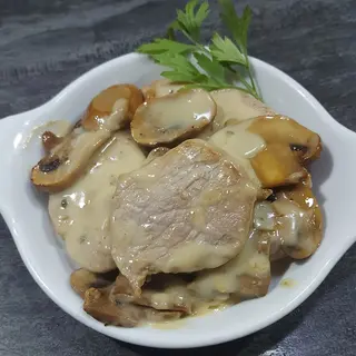 Solomillo de cerdo a la pimienta con champiñones