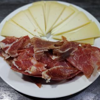 Plato jamón ibérico y queso oveja flor de esgueva