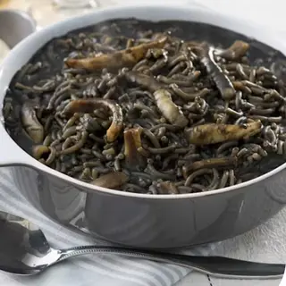Fideua negra con  calamares y all i oli