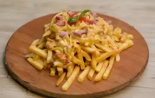 Papas Fritas Con Bacon Y Cheddar