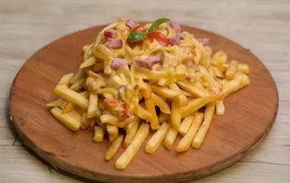 Papas Fritas Con Bacon Y Cheddar