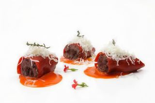 Tapa De Caprichos De Morcilla Con Piquillo Y Manzana Con Salsa Thai