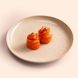 60. Gunkan gio Spicy salmón (2 uds.)