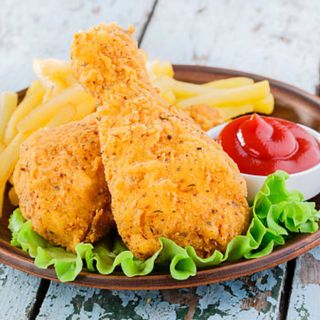 Pollo rebozado con Ptata ensalada