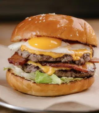 Hamburguesa Especial Con Huevo Frito Y Doble Queso