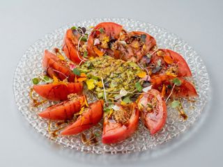 Tomates aliñados con aguacate