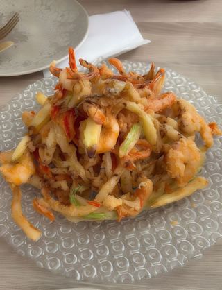 Ensaladilla de batata y langostinos crujientes