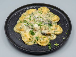 Ravioloni De Trufa Con Setas De Campo
