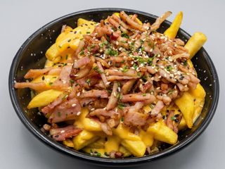 Patatas con cheddar y bacon