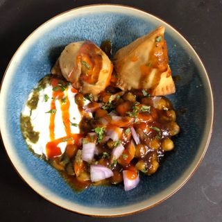 Vegetable samosa chaat