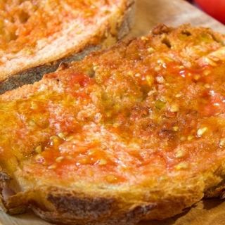 2 TOSTADAS DE PAN DE PAYÉS CON TOMATE