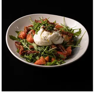 Ensalada de burrata, tomates y muhammara